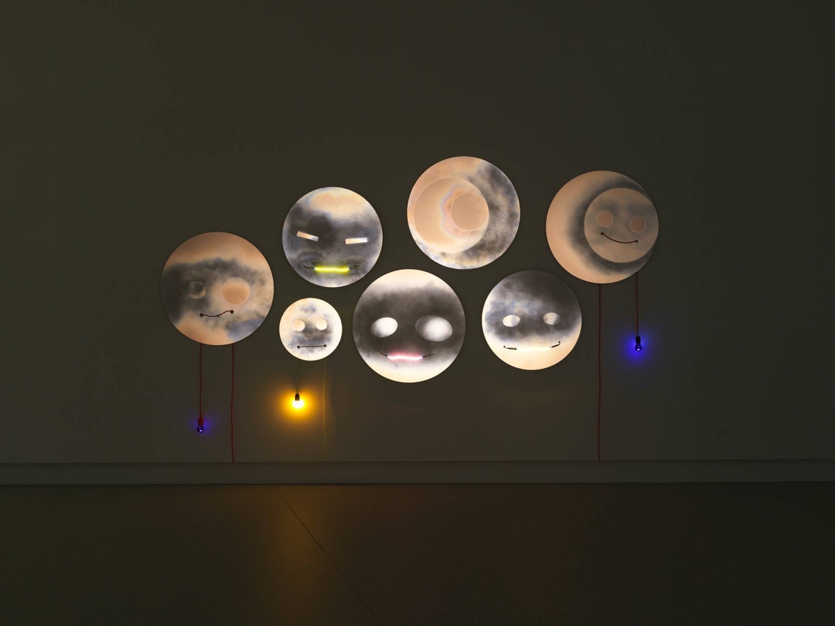 Brigitte Kowanz, Emojis, 2022, Glühbirne, Neon,