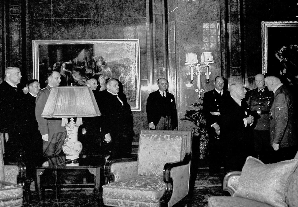 Staatsgäste und Adolf Hitler (ganz rechts im Bild)