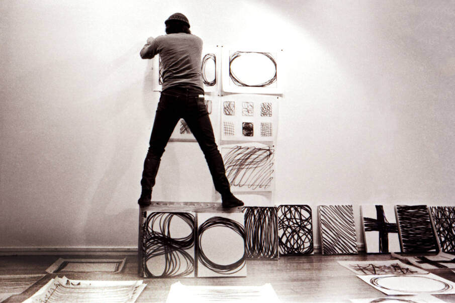 Gary Kuehn bei der Installation des «Box Piece»