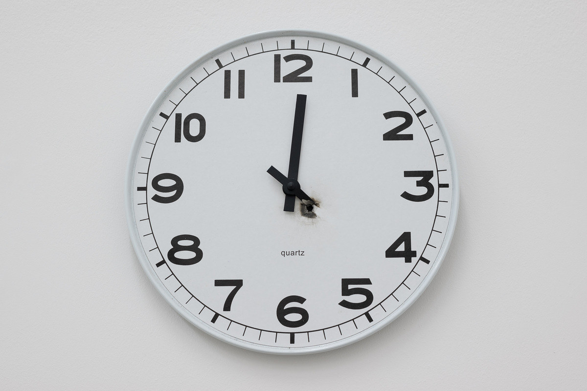 Roman Signer, Uhr (12.20), 2002, Metall (Ikea-Uhr)