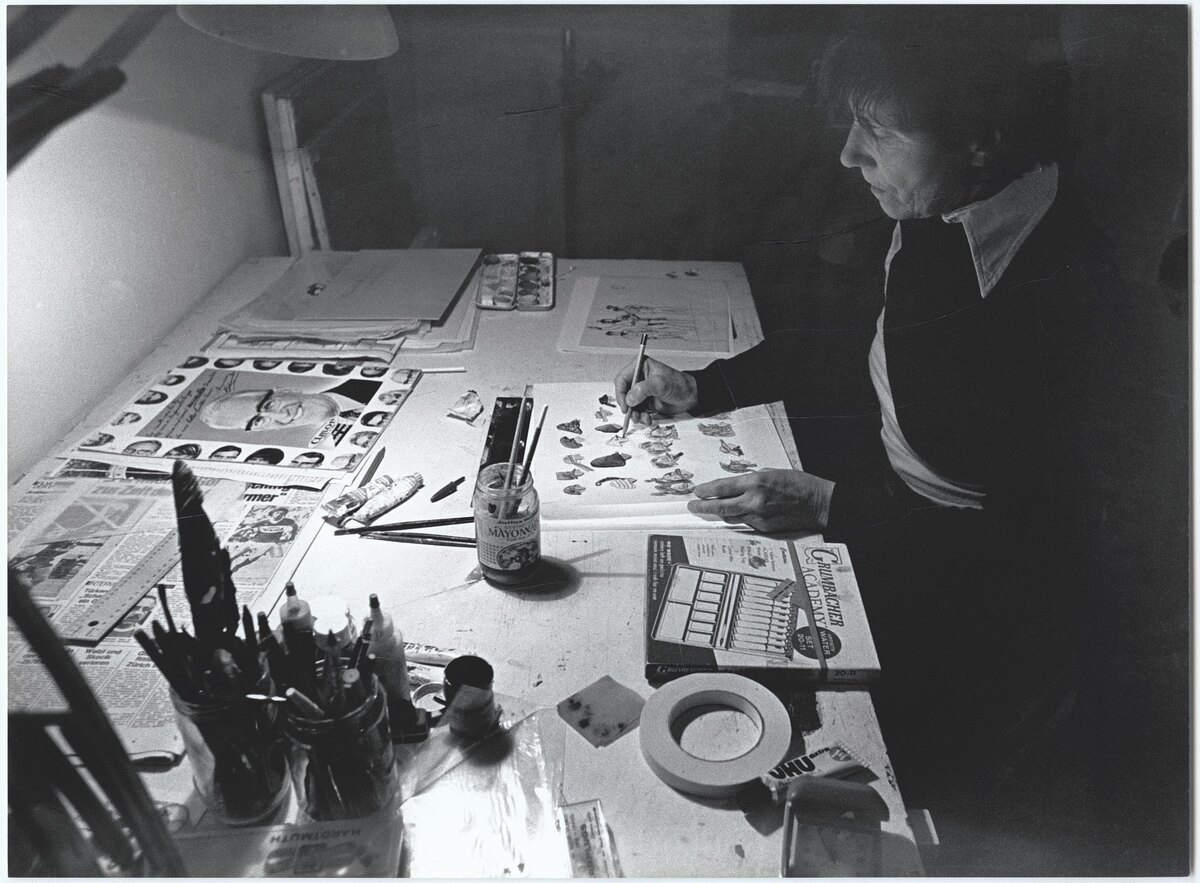 Maria Lassnig am Tricktisch, 1980er-Jahre, bei der