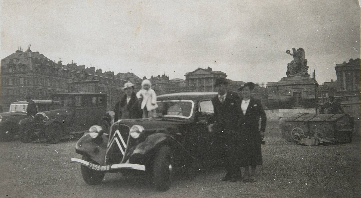 Familie Dönz mit ihrem Auto Citroën Traction Avant