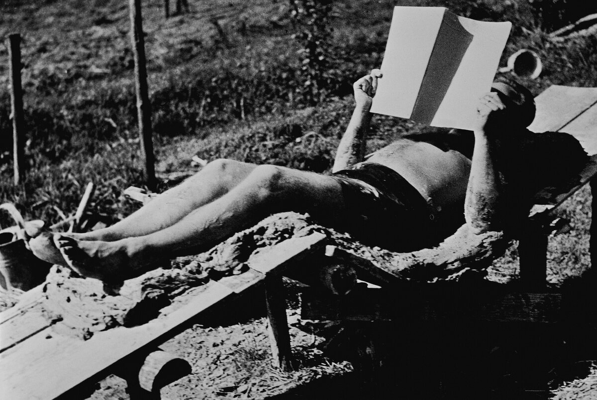 Willy Guhl liegt auf der Sitzstudie in Lehm, 1947,