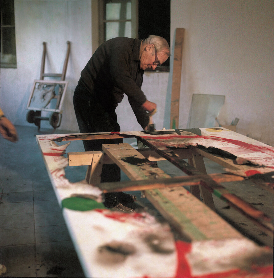 Joan Miró bearbeitet eine seiner verbrannten