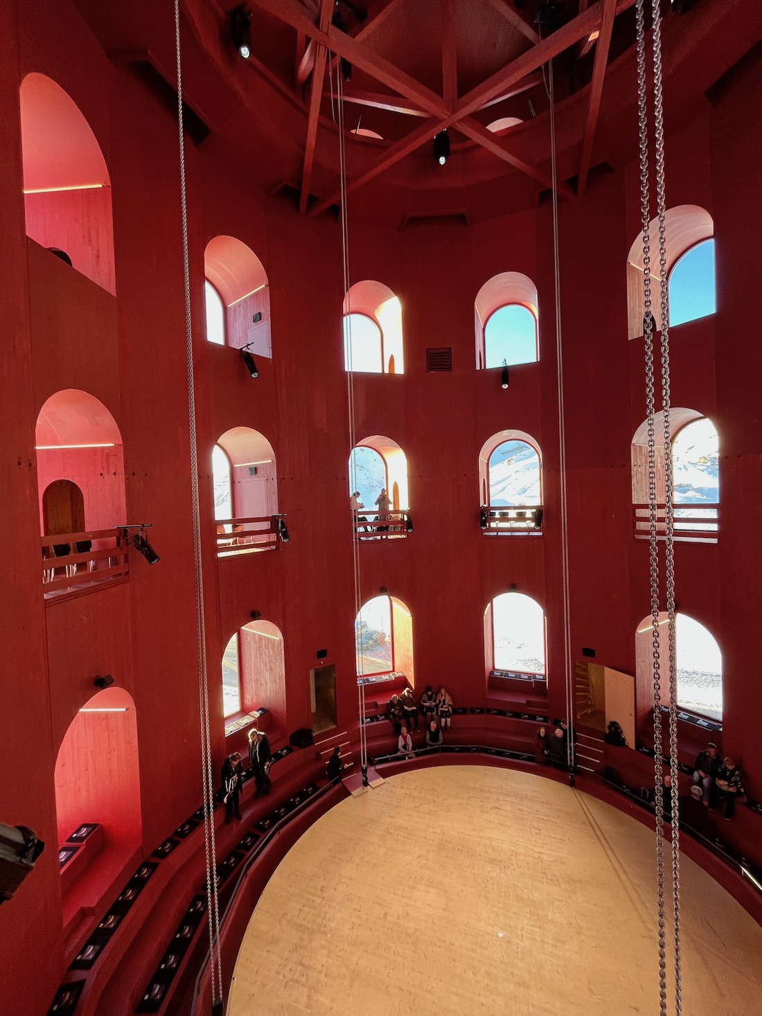Der Theaterraum im Roten Turm am Julierpass (© MPS