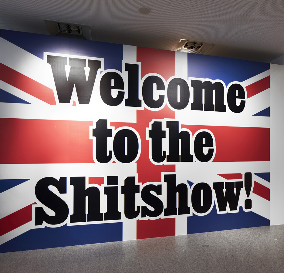 Jeremy Deller, „Welcome to the Shitshow“, 2019,  Offsetdruck, Courtesy Galerie Art: Concept, Foto: UMJ 