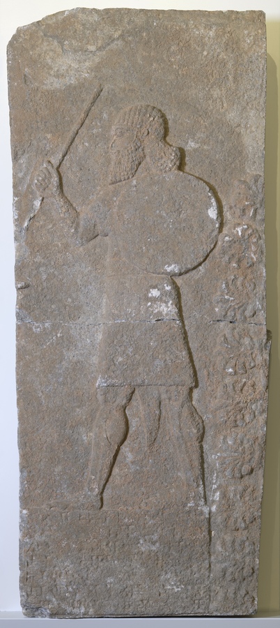 Eckrelief aus dem 8. Jahrhundert v. Chr., das 1976 im Centre Palace von Nimrud-Kalhu, Irak, von der Polnischen Archäologischen Mission ausgegraben wurde. 