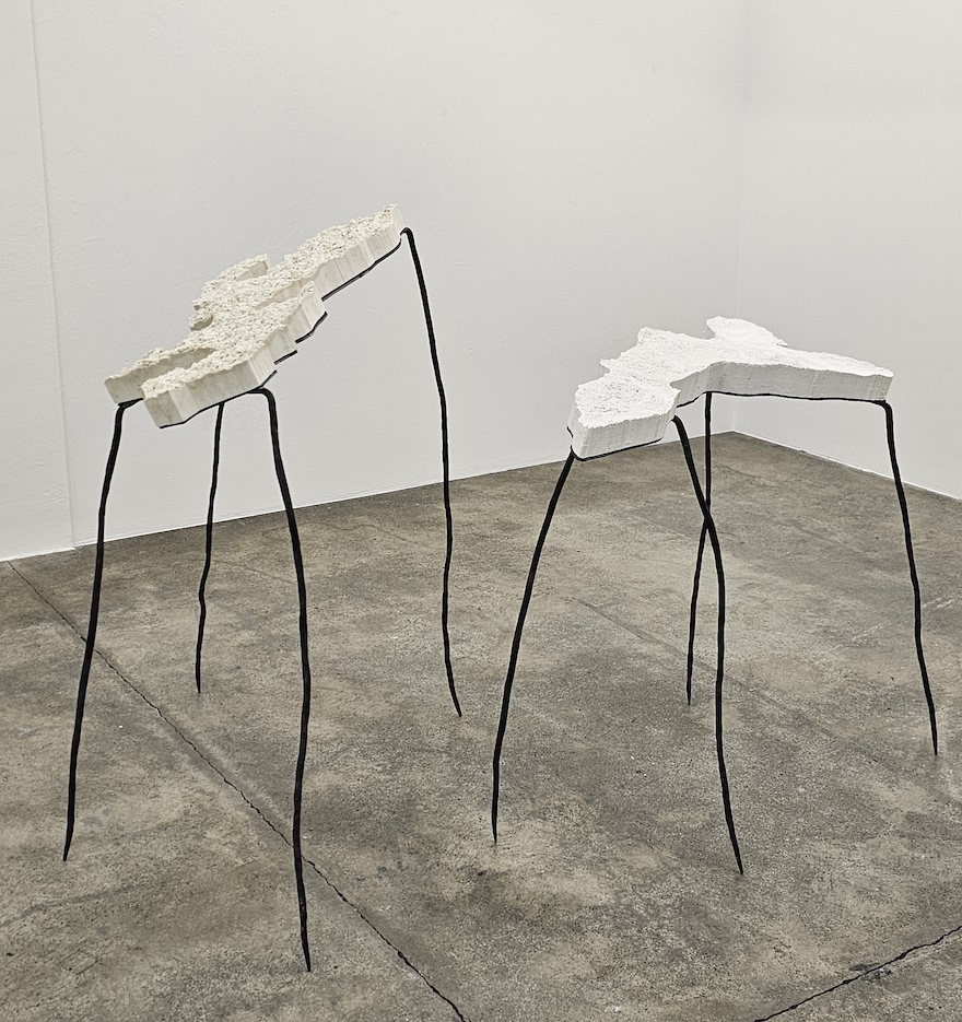 Johanna Tinzl: Zwei Gletscher-Objekte aus der Serie 'Das Archiv des Verschwindens" (© Kapi)