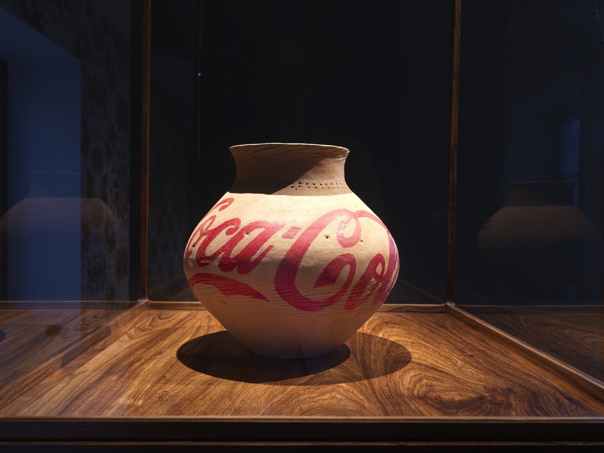 Ai Weiwei, Han Dynasty Um with Coca-Cola Logo, 2015, Foto: OÖ Landes-Kultur GmbH, Michael Maritsch, exhibited in the Marmorschlössl