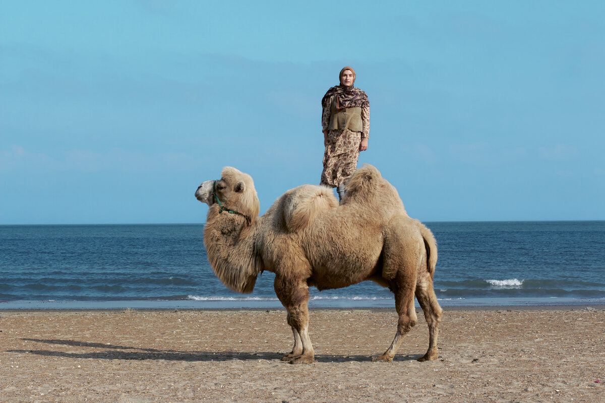 Taus Machacheva, Super Taus and a Camel Yasha, 2017, © Foto: Imam Guseinov Dank an Dzhamilya Dagirova, Naida Omarova In Auftrag gegeben von R&D Magazine