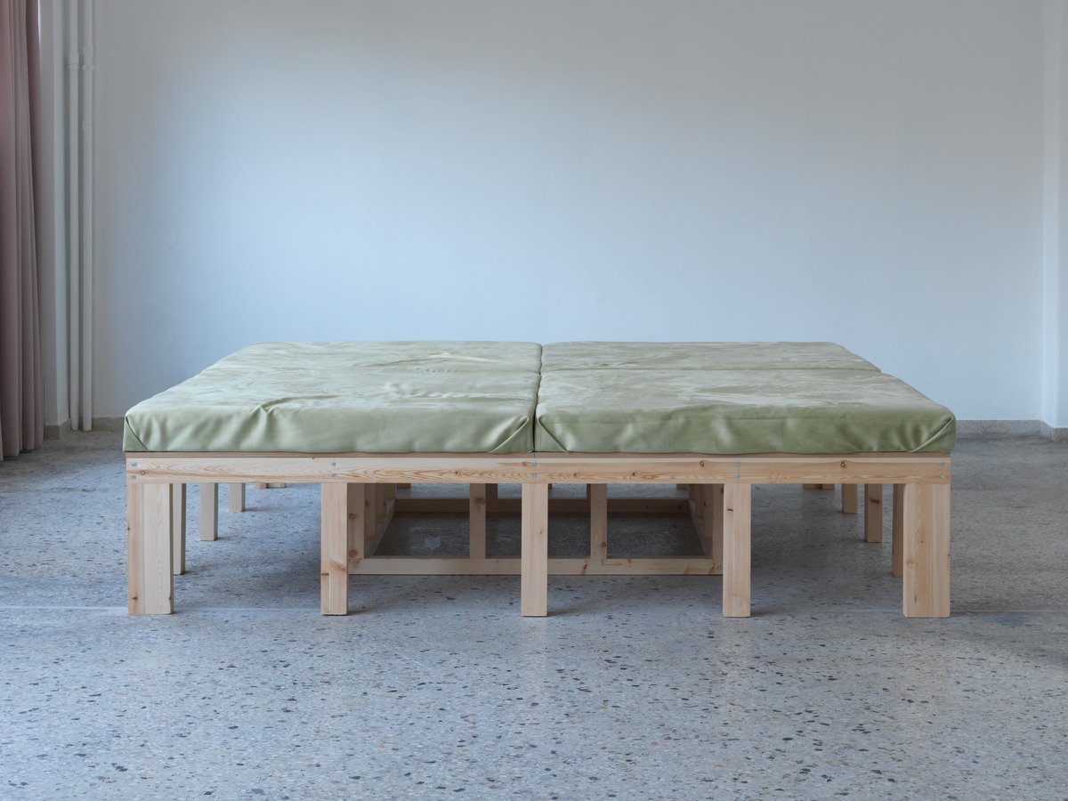 Georgia Sagri, Stage of Recovery, 2020, Holz, Wolle, Schaumstoff, 240 × 240 × 59 cm, Courtesy of the artist and The Breeder, Athens © the artist