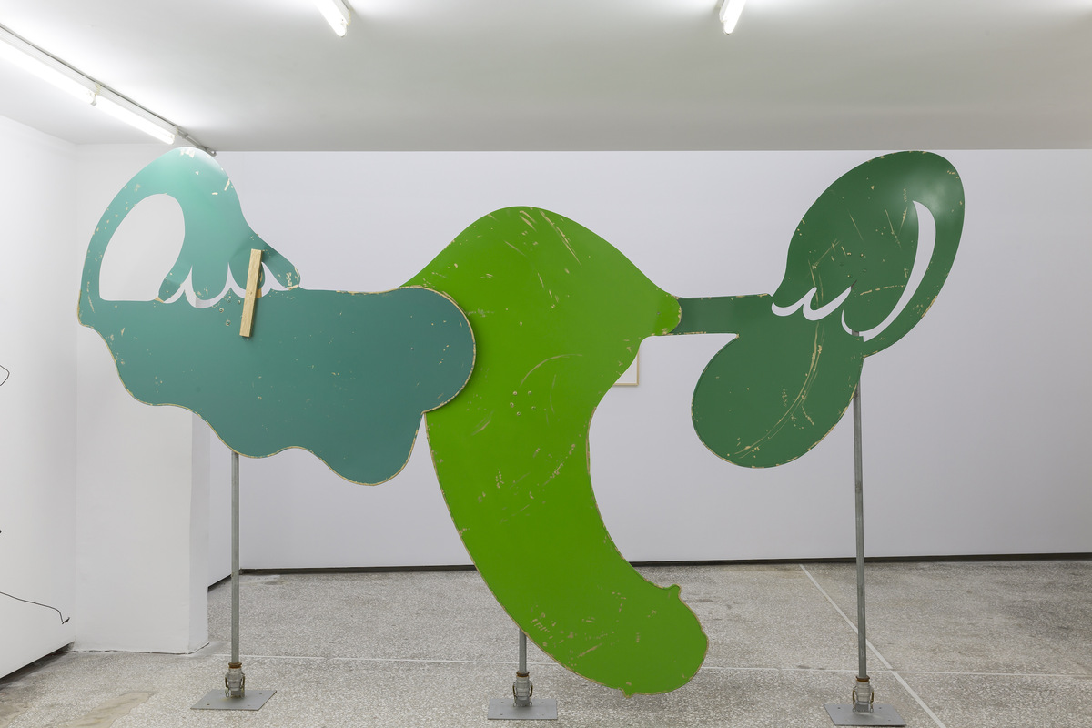 Georgia Sagri, Dynamis | Soma in orgasm as sex (2017), 2023, Aluminium, Acrylfarbe, verschiedene Metallteile, Gummi, 400 x 215 x 30 cm, Kunstmuseum Liechtenstein, Vaduz © the artist