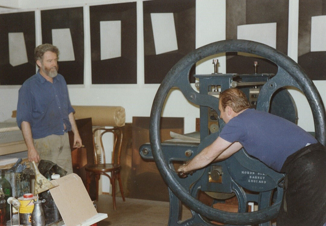 James Turrell (links) und Peter Kneubühler (rechts) im Kupferdruckatelier in Zürich, 1980er-Jahre, Foto: Jacques Richter