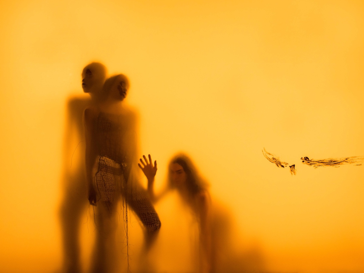 Klára Hosnedlová, Untitled (aus der Serie Growth), 2024, Detail (mit Performenden), in: Klára Hosnedlová, Growth, Kunsthalle Basel, 2024, © Foto: Zdeněk Porcal - Studio Flusser / Kunsthalle Basel