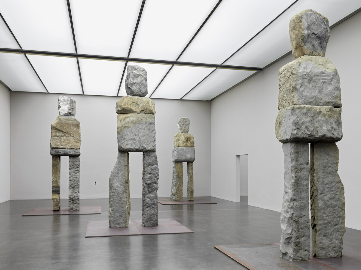 Ugo Rondinone, figures, 2023 Blaustein, Stahl, Beton, Ausstellungsansicht "Cry Me a River", Kunstmuseum Luzern, 2024, Courtesy oft he artist, Foto: Stefan Altenburger