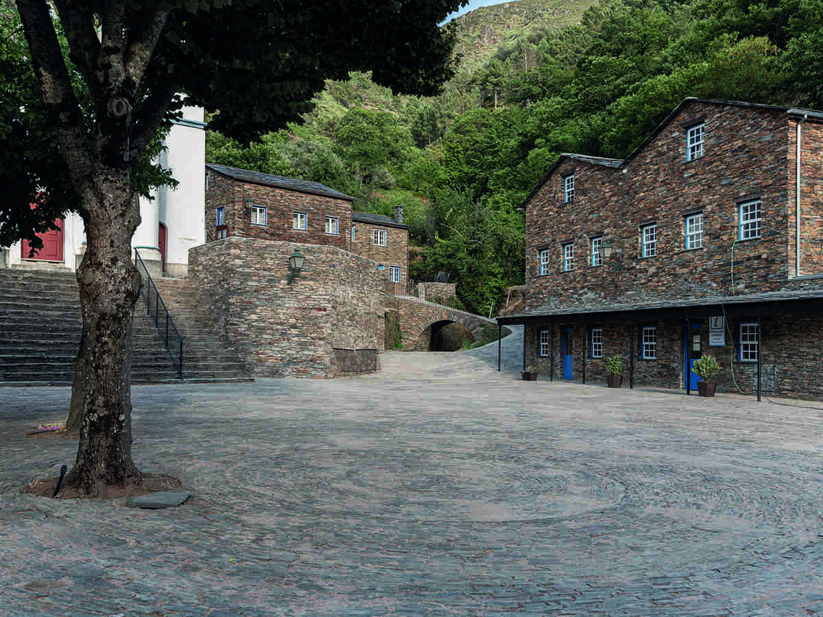 Dorfplatz und Touristeninformation, Piódão, Portugal, 2022 Branco del Rio © Foto: Frederico Martinho