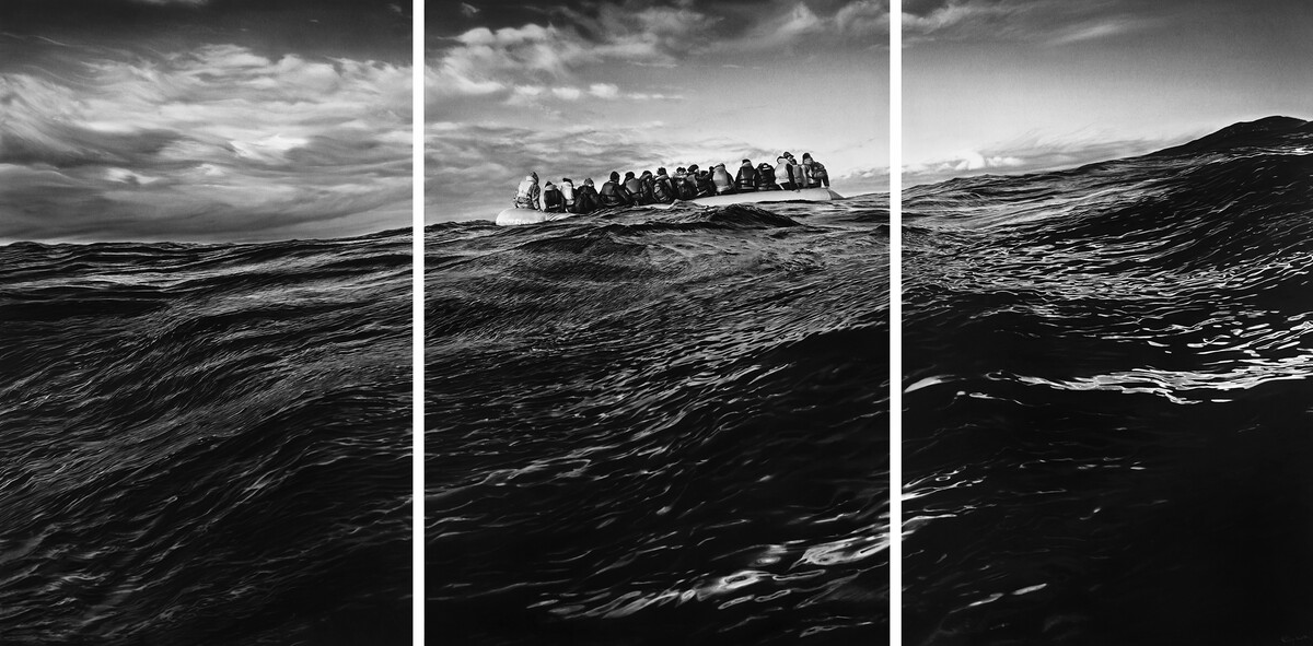 Robert Longo, "Untitled (Raft at Sea)", 2016–2017, 355,6 × 713,7 cm, Kohle auf aufgezogenem Papier, Sammlung Siegfried und Jutta Weishaupt | © Robert Longo / Bildrecht, Wien 2024 Foto: Robert Longo Studio