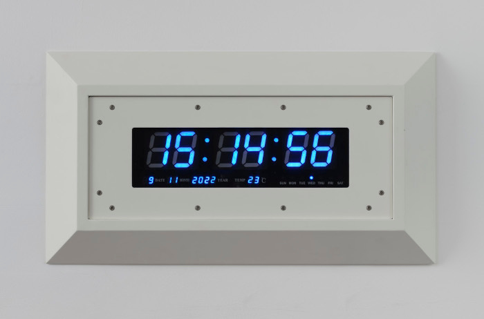 Sung Tieu, Anti-Vandal Clock, (Paris), 2022, courtesy of the artist & Trautwein Herleth Gallery 