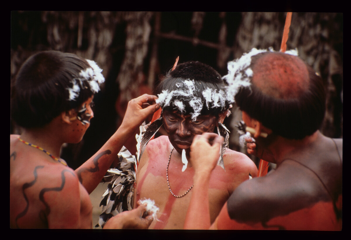 Fritz Trupp, Yanomami-Männer schmücken sich für ein Fest, Fotografie um 1980, Weltmuseum Wien © KHM-Museumsverband 