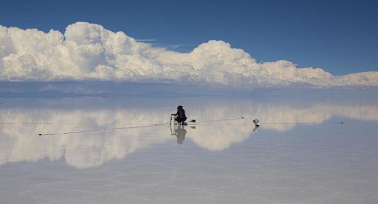 Triangle of Sacrifice / Sonandes (BO), Guely Morató Loredo (BO), Víctor Mazón Gardoqui (ES),Diese Arbeit zeigt, wie sehr die Umwelt durch den Abbau von Lithium in den Anden leidet. Die Anden enthalten 65 % der globalen Vorkommen. Die Arbeit besteht aus drei Skulpturen aus einheimischen Materialien, die in Echtzeit überwacht werden. Sie werden mit Wasser besprüht, das entspricht den zwei Millionen Litern, die man braucht, um eine Tonne Lithiumcarbonat abzubauen. Die Arbeit zeigt auch, wie die Anden-Bewohner 