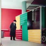 Le Corbusier vor dem Paravent in der Halle des