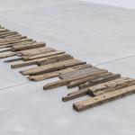 Vorschaubild (Richard Long (*1945 Bristol), River Avon Driftwood Line. 37 Pieces of Wood from the North bank of the River, 1978, Schwemmholz, Kunst Museum Winterthur, Dauerleihgabe der Sammlung Agnes und Frits Becht (Niederlande), 2020)